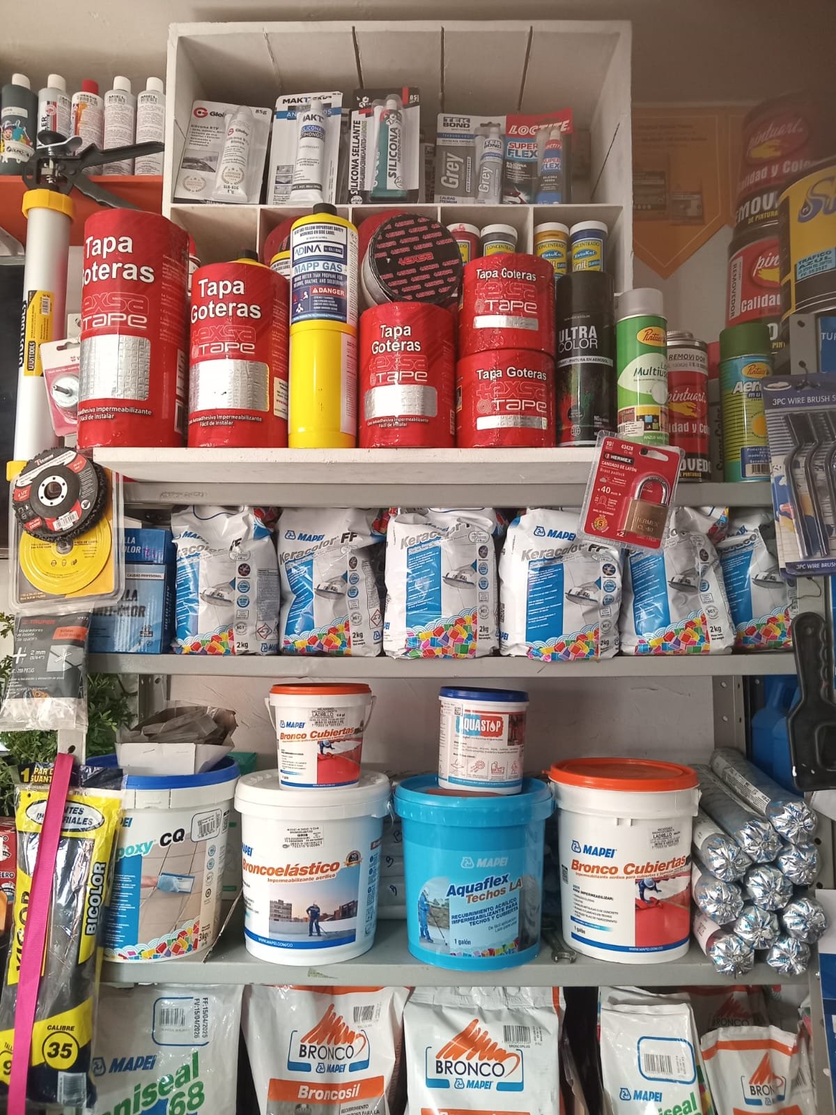 Estantería de impermeabilizantes y sellantes
